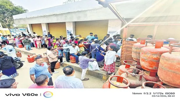 అరకులోయలో వంటగ్యాస్‌కు క్యూ 