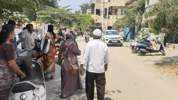 సిలిండర్ల కోసం ఎగబడుతున్న వినియోగదారులు