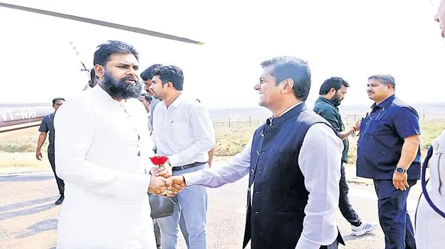 పవన్‌కల్యాణ్‌కు ఘన స్వాగతం 