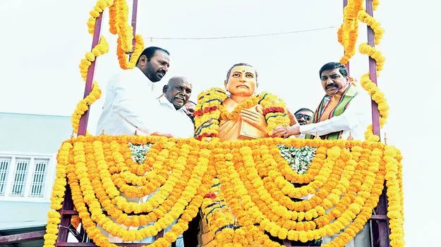 పొట్టి శ్రీరాములు సేవలను మర్చిపోరాదు