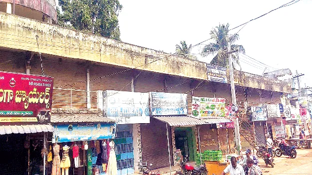 షాపులు పంచాయతీవి..  ఆదాయం వ్యాపారులది 