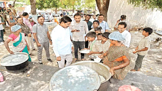 సరిపడినంత ఆహారం ఇవ్వాలి