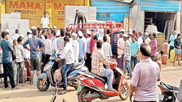 సిలిండర్‌ కోసం తిప్పలు