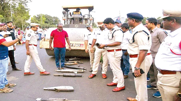 రోడ్డు రోలర్‌తో సైలెన్సర్ల ధ్వంసం
