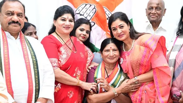 మహిళా కాంగ్రెస్‌ రాష్ట్ర అధ్యక్షురాలిగా బాధ్యతలు స్వీకరించిన ఎర్రబెల్లి స్వర్ణ