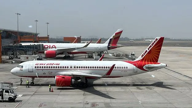 విమాన టిక్కెట్లపై సర్‌చార్జీ