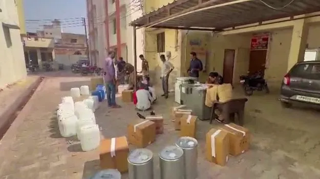 హైదరాబాద్‌ నుంచి ముడి సరుకు ఆగ్రాలో మెఫిడ్రిన్‌ డ్రగ్స్‌ తయారీ!