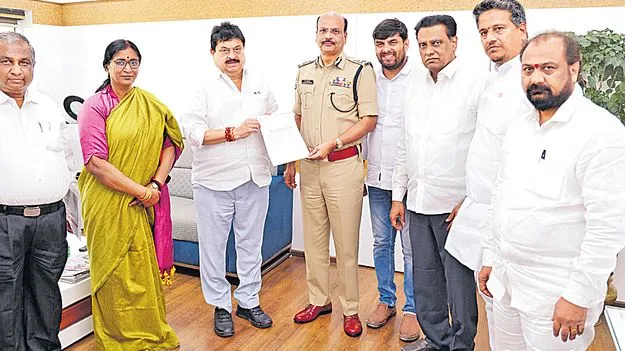 పోలీసులు పక్షపాతంగా వ్యవహరిస్తున్నారు