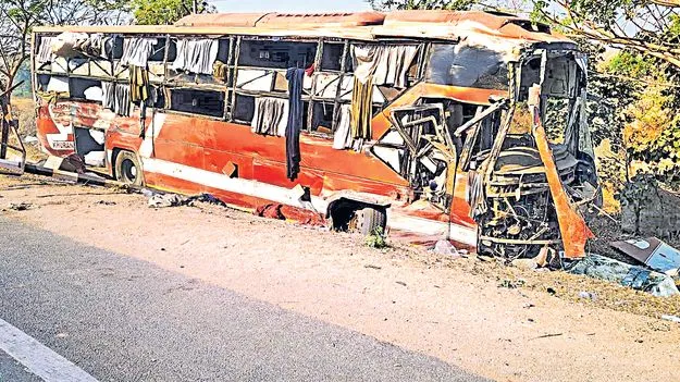 డ్రైవర్‌ నిద్రమత్తు, అతివేగం..ట్రావెల్స్‌ బస్సు బోల్తా 