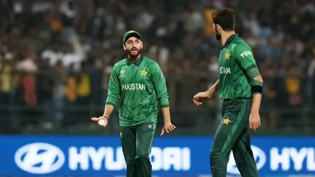 ఐసీసీ ట్రోఫీని చోరీ చేస్తారా ?