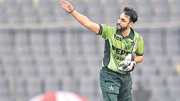సల్మాన్‌ ఆఘాకు ఐసీసీ మందలింపు
