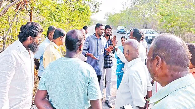 పచ్చని పంట పొలాల్లో ప్రభుత్వ కార్యాలయమా? 