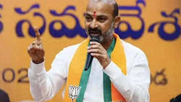 స్పీకర్‌ తీర్పుపై హైకోర్టుకు వెళ్తాం:  బండి సంజయ్‌