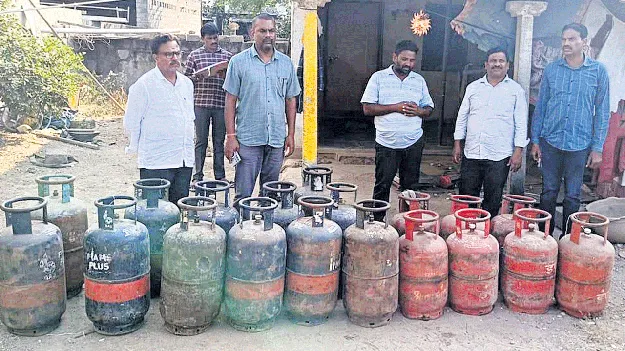 నల్లారెడ్డిపాలెంలో అక్రమంగా గ్యాస్‌ రీఫిల్లింగ్‌ 