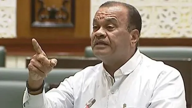 కోమటిరెడ్డి మంత్రి పదవి తీసేయాలి: జాజుల