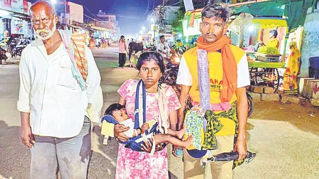 పసికందుతో 700 కిలోమీటర్ల పాదయాత్ర!