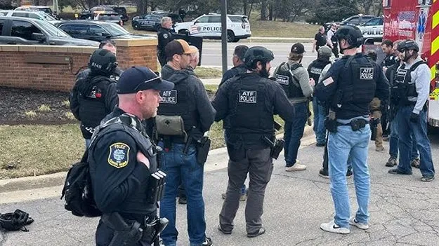 అమెరికా మిచిగాన్‌లో దుండగుడి కాల్చివేత