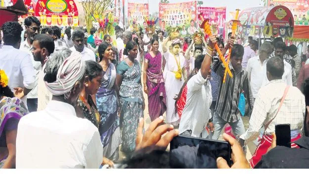 గజ్జెల లాగుల గలగలలు.. కత్తి కటారుల విన్యాసాలు