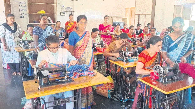 శిక్షణ ఇచ్చారు.. మిషన్లు మరిచారు...!