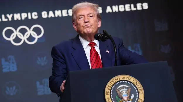 ట్రంప్‌, అధికారులపై నిషేధమా