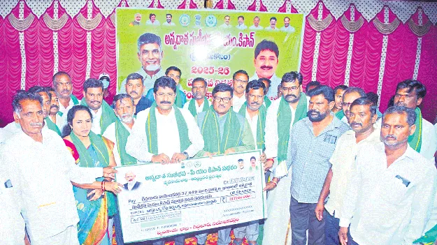 ప్రతి ఎకరాకు వెలిగొండ నీరు అందిస్తాం