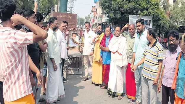 తుంగతుర్తి ఎమ్మెల్యే క్షమాపణలు చెప్పాలి