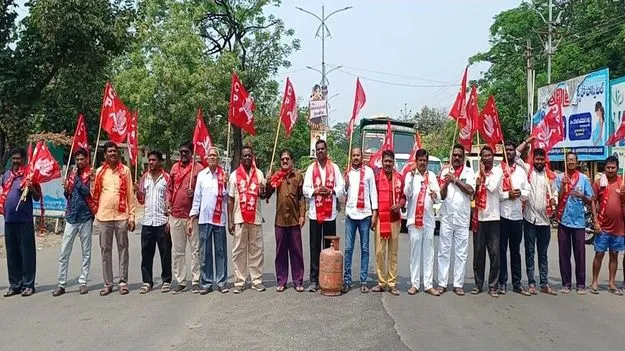గ్యాస్‌ ధరలు తగ్గించాలని సీపీఐ రాస్తారోకో