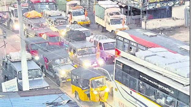 శ్రీశైలానికి పోటెత్తిన భక్త జనం