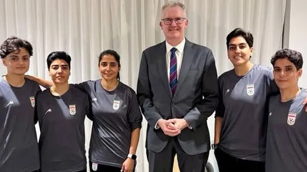 మైదానంలో ధిక్కారం