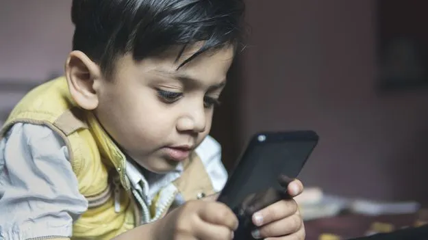 పిల్లల మాటలకు అడ్డుపడే ఫోన్లు