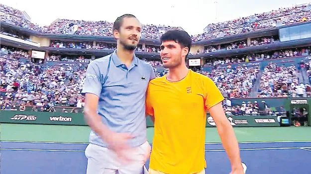 అల్కారజ్‌కు మెద్వెదేవ్‌ షాక్‌