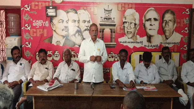 పేదలకు ఇళ్ల స్థలాలు కేటాయించాలి