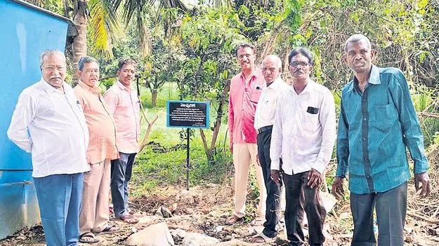 వివాదాస్పద భూమిలో హెచ్చరిక బోర్డు