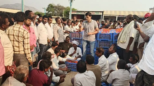 15 కేజీల క్రేట్ల అమలుపై టమోటా రైతుల నిరసన