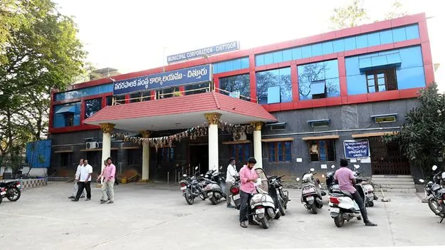 లక్ష్యానికి దూరంగా..! 