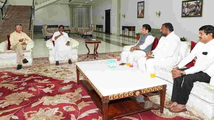 మల్లు సూర్యవిక్రమాదిత్య, సాక్షి దంపతులను ఆశీర్వదించిన సీఎం చంద్రబాబు