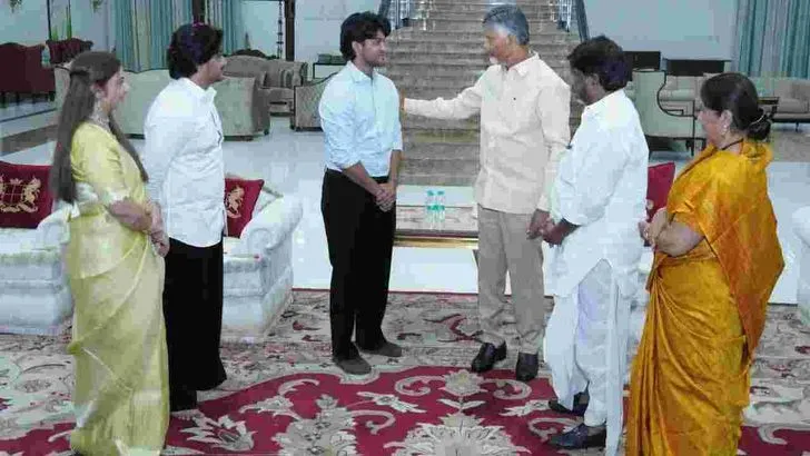 మల్లు సూర్యవిక్రమాదిత్య, సాక్షి దంపతులను ఆశీర్వదించిన సీఎం చంద్రబాబు