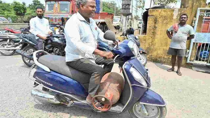 గ్యాస్ సిలిండర్ కోసం తప్పని తిప్పలు