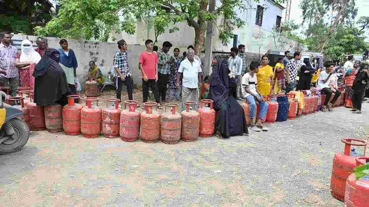 గ్యాస్ సిలిండర్ కోసం తప్పని తిప్పలు