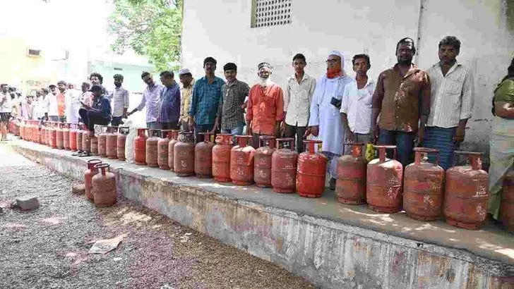 గ్యాస్ సిలిండర్ కోసం తప్పని తిప్పలు