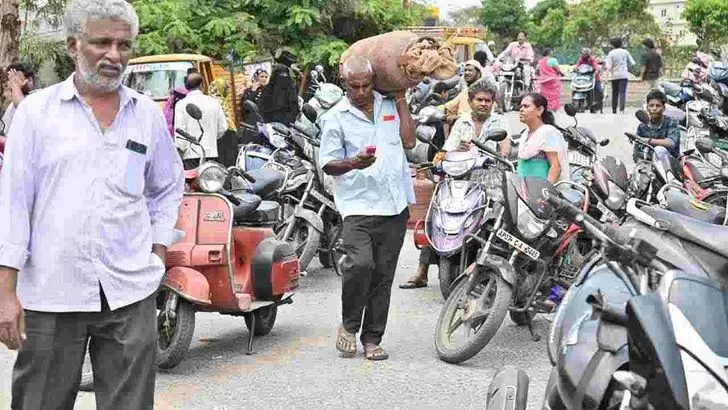 గ్యాస్ సిలిండర్ కోసం తప్పని తిప్పలు