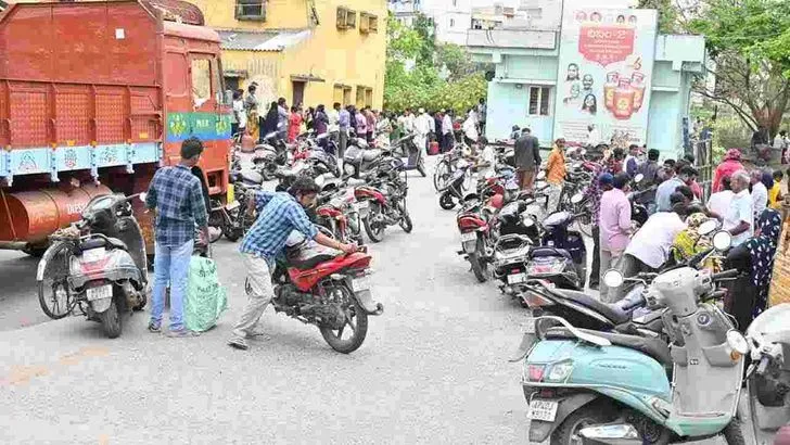 గ్యాస్ సిలిండర్ కోసం తప్పని తిప్పలు