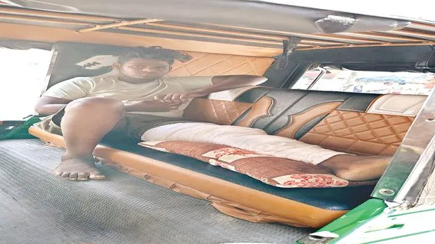       ఇప్పుడు కుదరదు.. సోమవారం రండి 