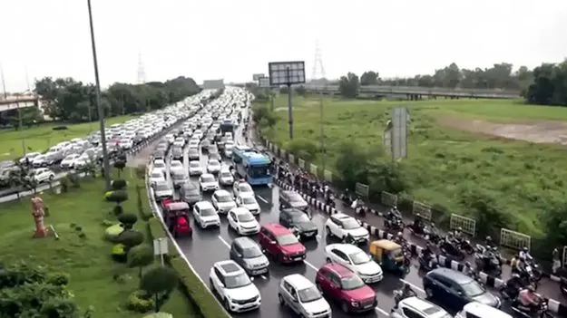 భారత్‌లో సగానికి పైగా కార్లు, బైకులకు బీమా లేదు: కేంద్రం