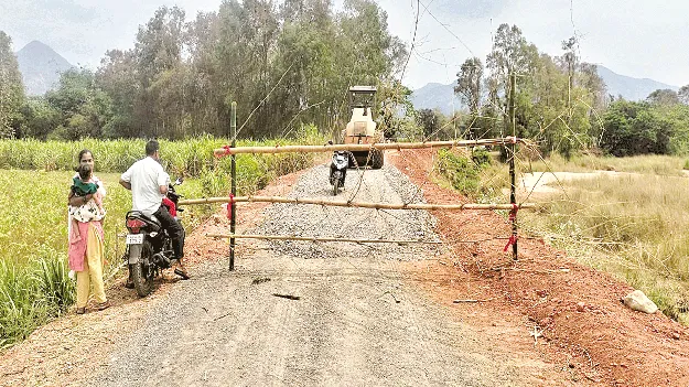రోడ్డుకి ఇచ్చిన భూమికి పరిహారం ఇవ్వాలి