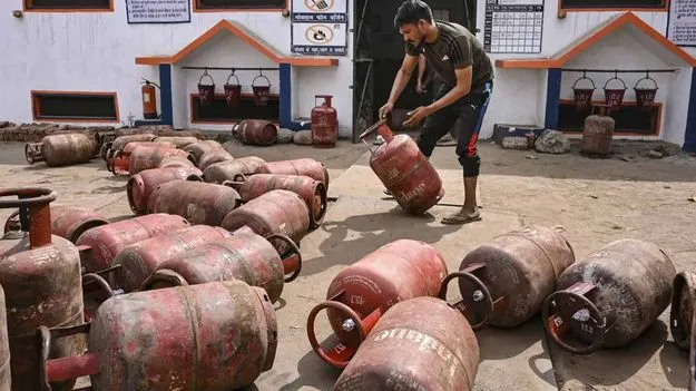 ఎల్‌పీజీ ప్యానిక్ బుకింగ్ అవసరం లేదు, సంక్షోభం లేదు.. కేంద్రం ప్రకటన