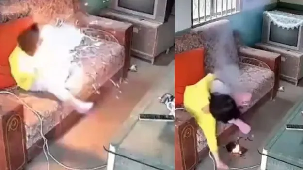 చిన్నారికి తృటిలో తప్పిన ప్రమాదం! ఫోన్‌ చూస్తుండగా..