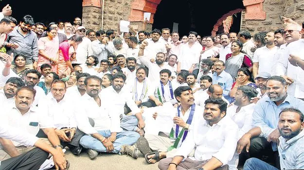 కలెక్టరేట్‌లో వైసీపీ రచ్చ