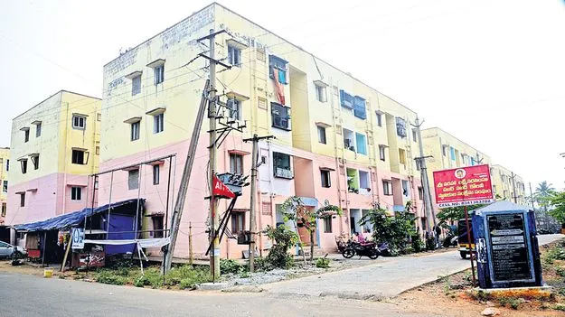 అనర్హులకు హుద్‌హుద్‌ ఇళ్లు!
