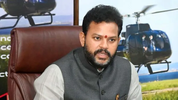 గల్ఫ్‌ సంక్షోభం.. అధికారులతో మంత్రి రామ్మోహన్ నాయుడి సమీక్ష